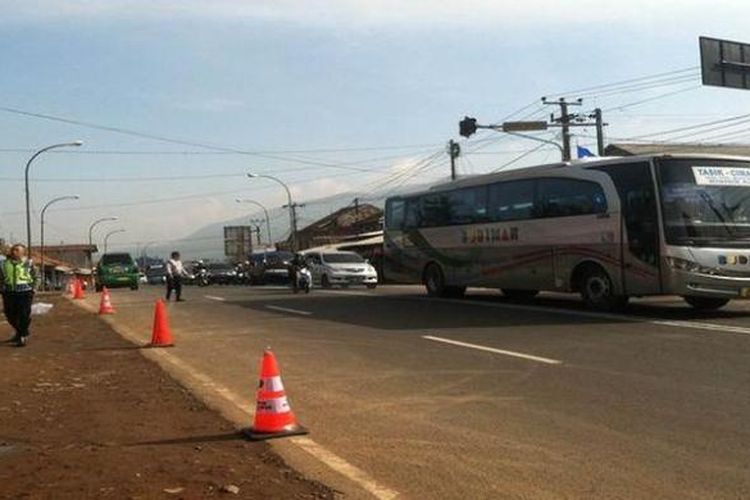 Sejumlah kendaraan pemudik melintasi Jalan Raya Nagreg mengarah ke jalan turunan Nagreg, Jawa Barat, Jumat (1/7/2016).