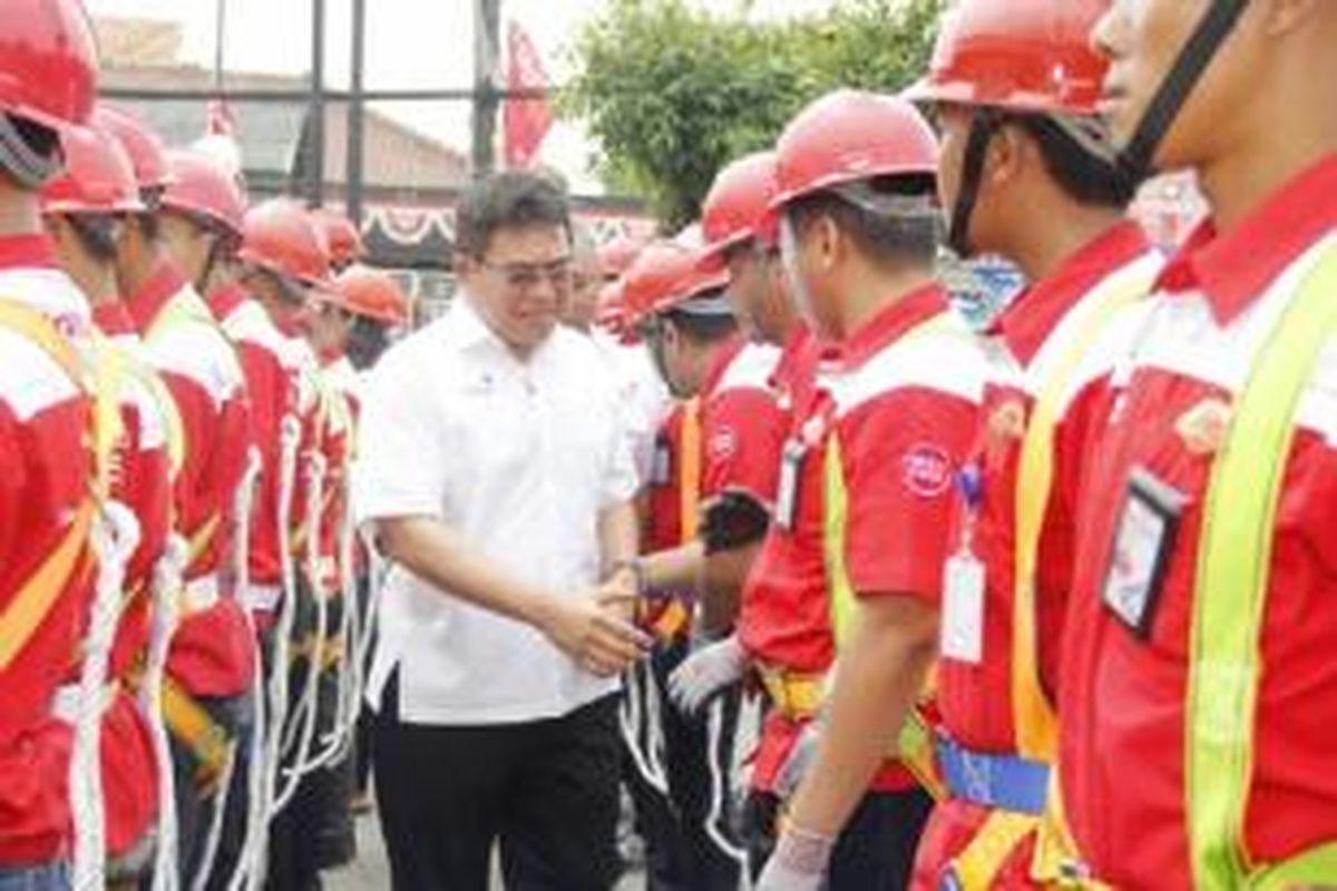 Direktur Utama PT Telkom Alex J. Sinaga mengecek kesiapan petugas teknis lapangan menjelang Natal dan Tahun Baru 2016 di Jakarta.