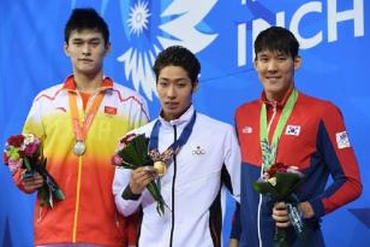 Kosuke Hagino (tengah), di antara Sun Yang (kiri) dan Park Tae-hwan (kiri)