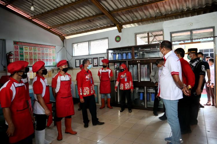 Wamenkumham Eddy Hiariej melihat salah satu ruangan di Lapas Anak Blitar di Jalan Bali, Kota Blitar, Kamis (4/11/2021)