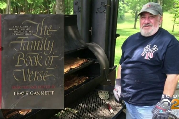 Harry Krame (65) mengembalikan buku berjudul The Family Book of Verse karya Lewis Gannet itu dipinjamnya pada 1966 ke perpustakaan sekolah di Fairlawn, New Jersey.