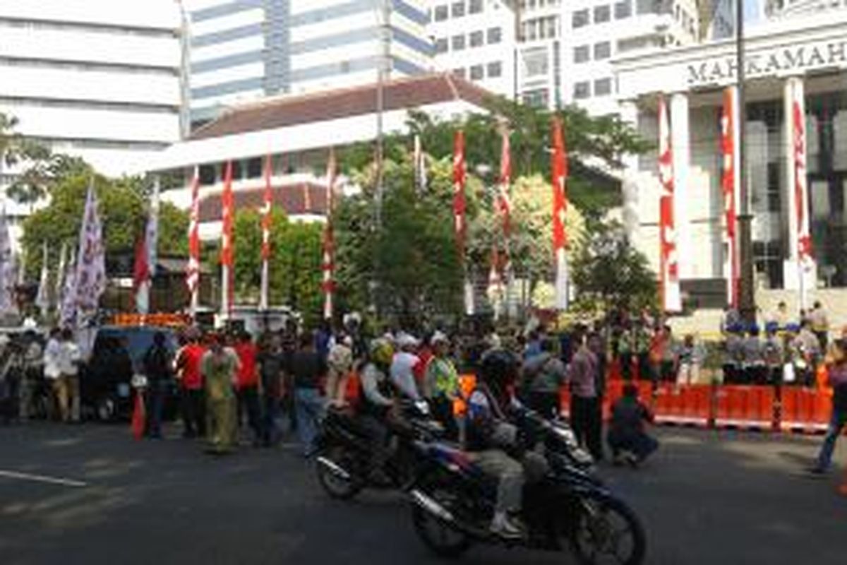 Suasana di depan Gedung Mahkamah Konstitusi (MK), Jalan Medan Merdeka Barat, Jakarta Pusat, Jumat (8/8/2014).