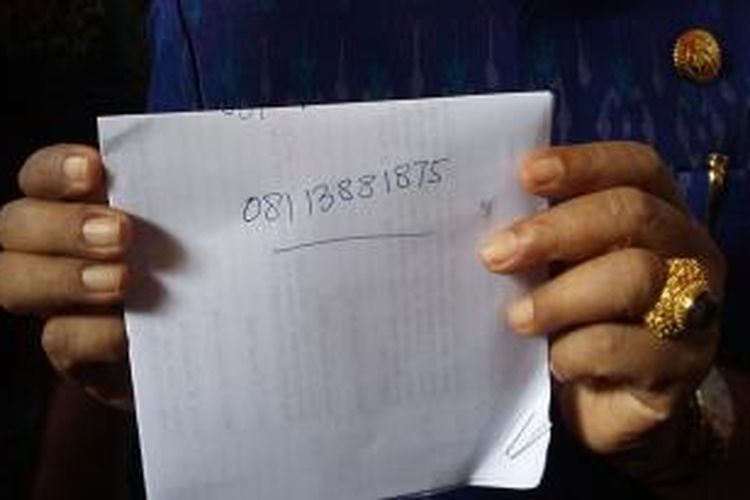 Nomor SMS Center yang diperlihatkan oleh Gubenur Bali Made Mangku Pastika. 