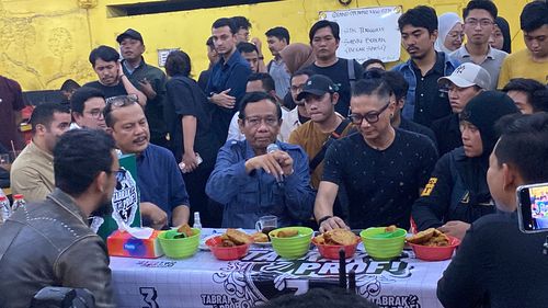 Mahfud MD Ingatkan Bahaya Judol dan Pinjol Saat Datangi Warung Kopi di Surabaya