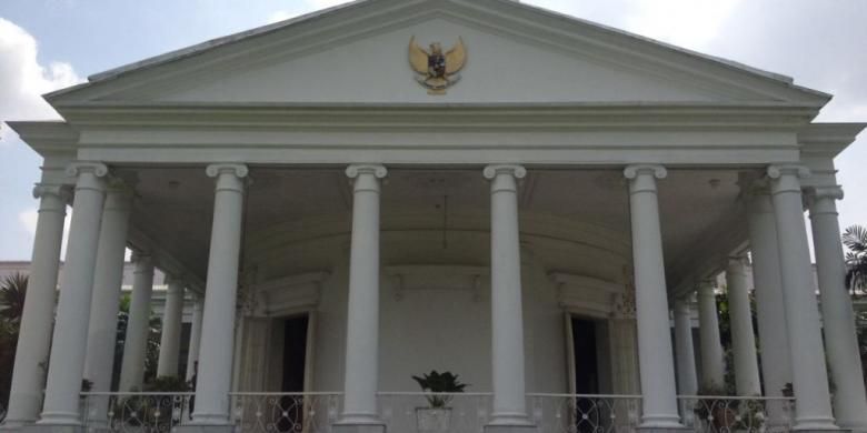 Sisi belakang gedung utama Istana Presiden RI di Bogor. Menjelang Hari Jadi Bogor 3 Juni, setiap tahunnya Istana tersebut terbuka untuk masyarakat yan ingin berwisata ke dalamnya.