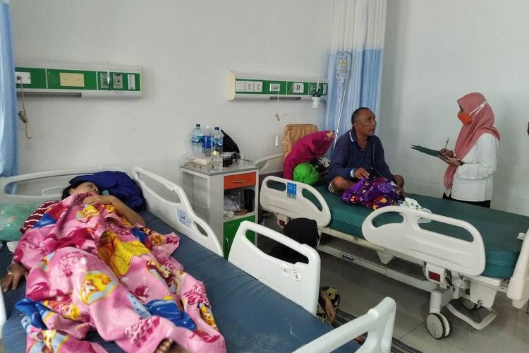 Petugas dari Dinkes Nganjuk Fitri (berbaju putih) mendata pasien yang dirawat di RSUD Kertosono, Rabu (27/10/2021). Pasien yang didata tersebut diduga mengalami keracunan makanan acara hajatan di Desa Banaran, Kertosono.