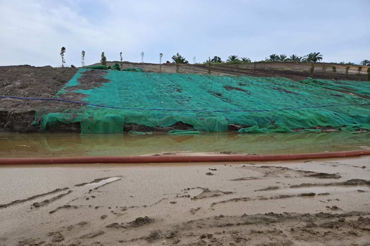 Lumpur dan genangan sisa banjir yang terjadi pada 24 Januari 2025 di sekitar geding terminal Bandara VVIP Ibu Kota Nusantara (IKN).