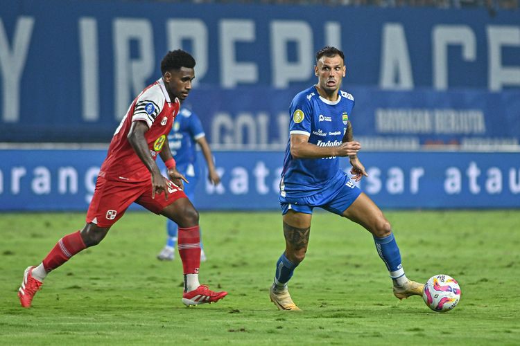 Gelandang Persib Bandung Tyronne del Pino menguasai bola, dibayangi oleh bek Barito Putera Iqbal Gwijangge dalam pertandingan pekan ke-32 Liga 1 2024-2025 antara Persib vs Barito Putera, Jumat (9/5/2025) di Stadion Gelora Bandung Lautan Api (GBLA). 