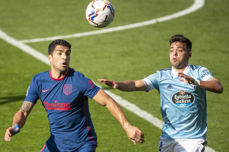 Pemain muda Celta Vigo, Fran Beltran (kanan), berduel dengan penyerang Atletico Madrid, Luis Suarez, pada ajang Liga Spanyol 2020-2021.