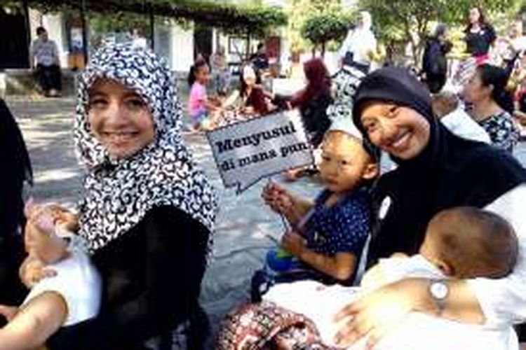 Ibu-ibu anggota AIMI saat mengikuti acara di Benteng Vredeburg kota Yogyakarta 