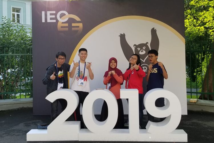 Siswa Indonesia meraih prestasi dalam ajang olimpiade ekonomi tingkat dunia untuk anak-anak SMA, International Economics Olimpiade (IEO) 2019 diselenggarakan di Saint Petersburg, Rusia, pada Agustus 2019.