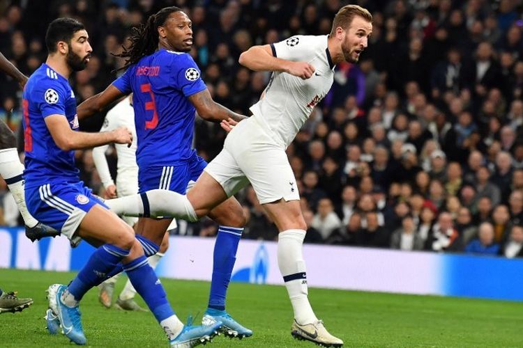 Penyerang Tottenham Hotspur, Harry Kane, melepas tendangan pada pertandingan Tottenham vs Olympiakos dalam lanjutan Liga Champions di London, 26 November 2019.