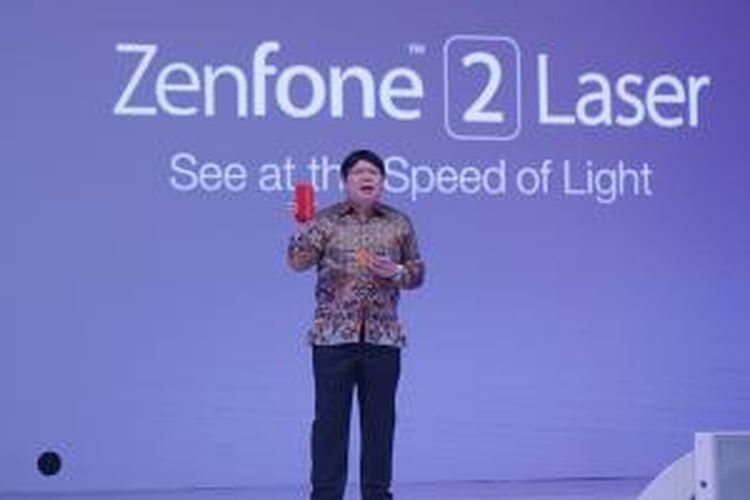 Bryan Chang, Vice President Asus saat memperkenalkan Zenfone 2 Laser