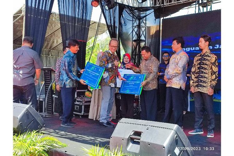 Seremoni penyerahan PO dari Sido Muncul kepada kelompok tani asal Karanganyar dan Banyumas, Jawa Tengah, di acara Launching PLUT-KUMKM di Kabupaten Kuningan, Jawa Barat, Rabu (27/9/2023)