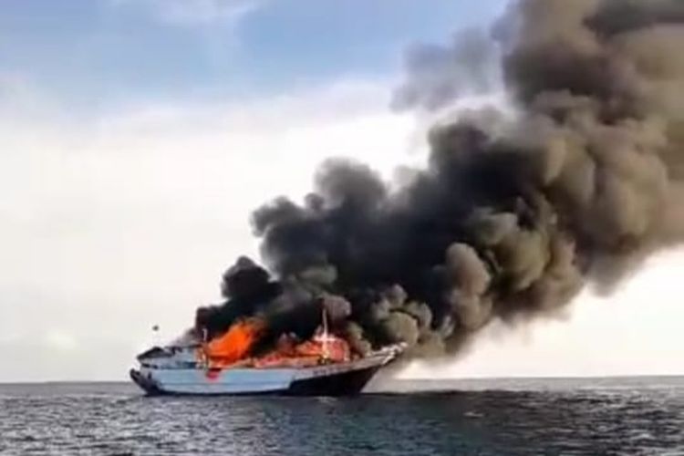 Kapal KM Berkat Niaga yang mengangkut 250 ton karet terbakar di laut Jebus, Bangka Barat, Rabu (1/12/2021).