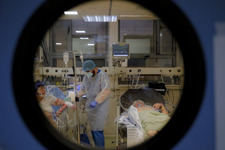 Pasien berbaring di tempat tidur di ruang isolasi COVID-19 di Rumah Sakit Darurat Universitas di Bucharest, Rumania, Eropa Timur pada Jumat, 22 Oktober 2021. 