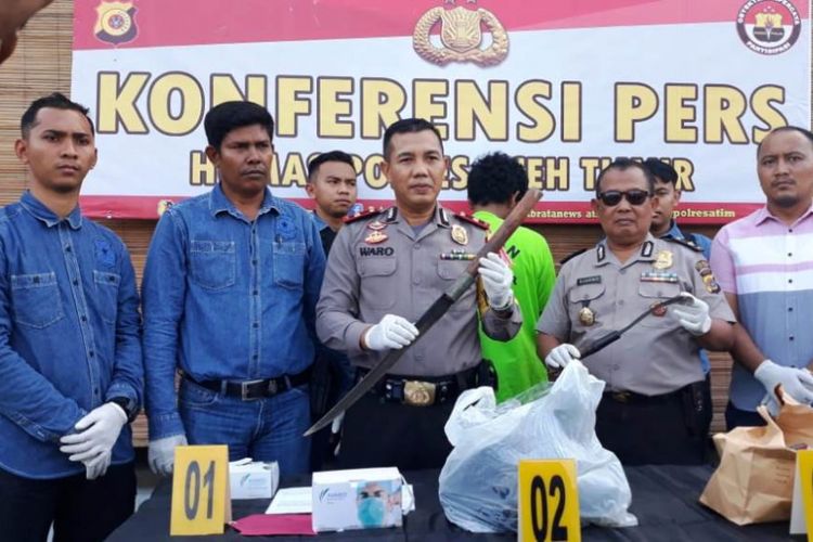 Wakapolres Aceh Timur Kompol Warosidi memperlihatkan tersangka dan barang bukti kasus pembunuhan karyawat PT Mapoli Raya di Mapolres Aceh Timur, Rabu (19/12/2018).