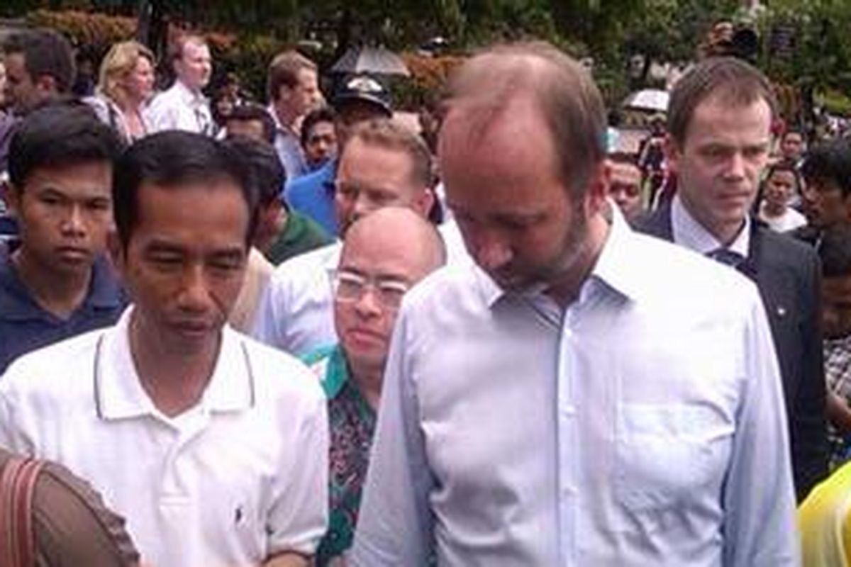 Gubernur DKI Jakarta, Joko Widodo melakukan pertemuan kerja dengan Menteri Perdagangan dan Industri Norwegia, Trond Giske, Minggu (25/11/2012) pagi. Uniknya, perbincangan antara kedua tokoh itu dilakukan di tengah-tengah Jalan Sudirman, Bundaran Hotel Indonesia, Jakarta Pusat.