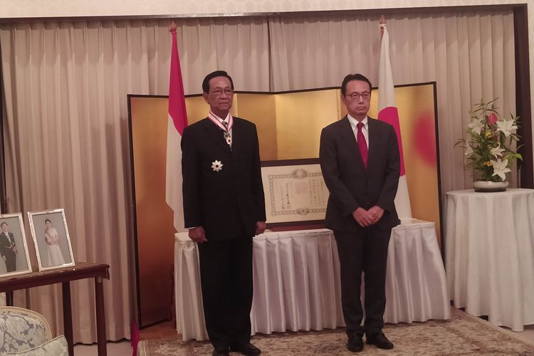 Dubes Jepang untuk RI Kanasugi Kenji memberi Bintang Tanda Jasa kepada Gubernur DIY Sri Sultan Hamengku Buwono X di kediaman Dubes Jepang, Kebayoran Baru, Selasa (28/6/2022). 
