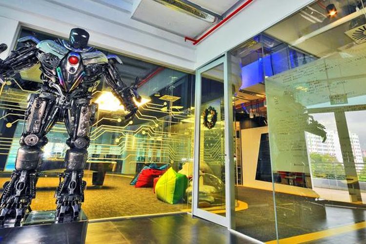 Centerpiece robot ini menghiasi gedung data center Google di Singapura