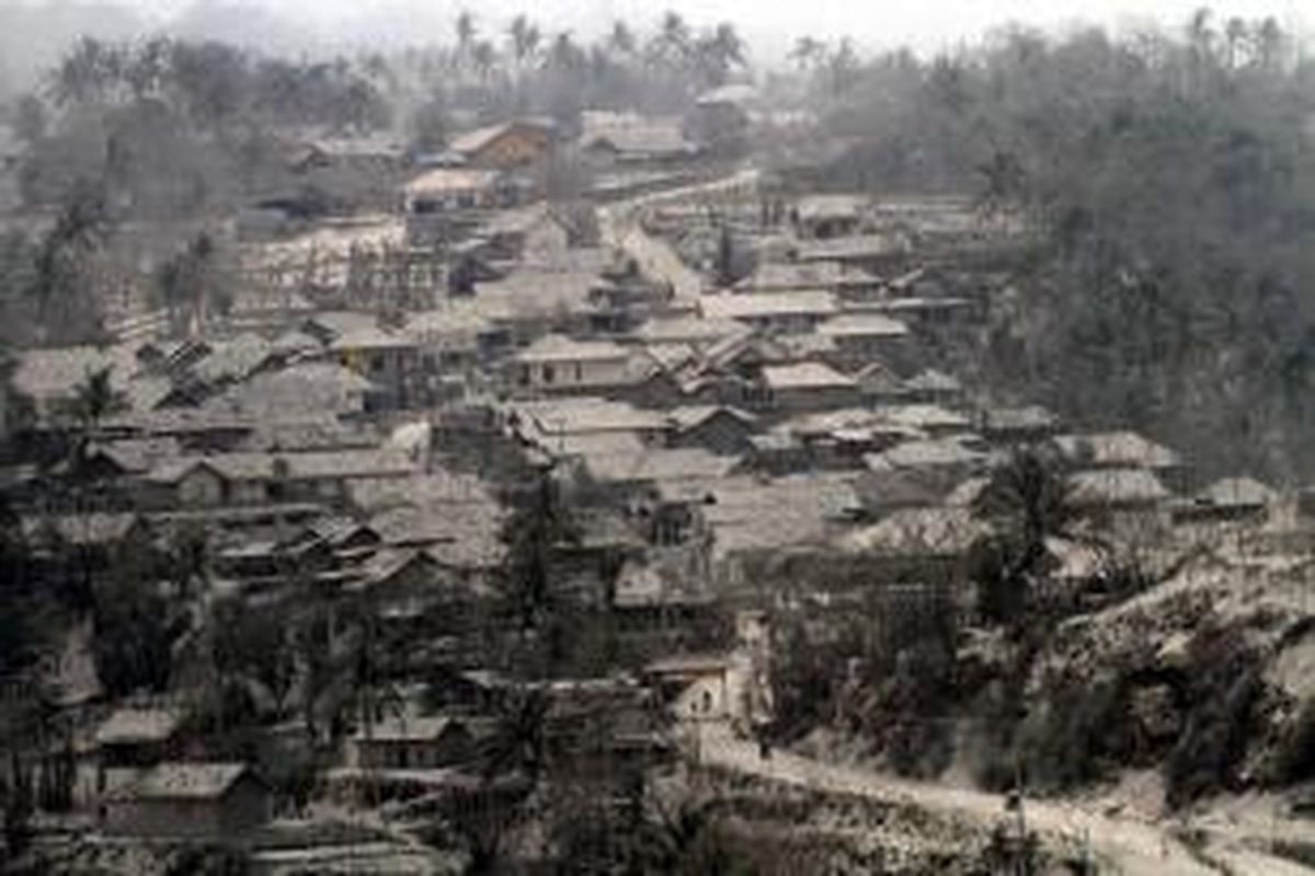 Kondisi perkampungan yang tertimbun abu vulkanik Gunung Kelud di Desa Pandansari, Kecamatan Ngantang, Kabupaten Malang, Sabtu (15/2/2014).