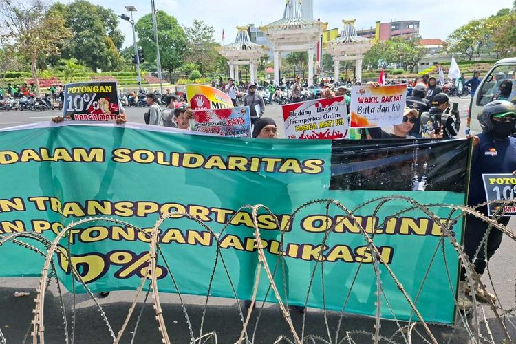 Massa Ojol Padati Kantor Gubernur Jatim, Pemprov Siap Dialog dengan Perwakilan
