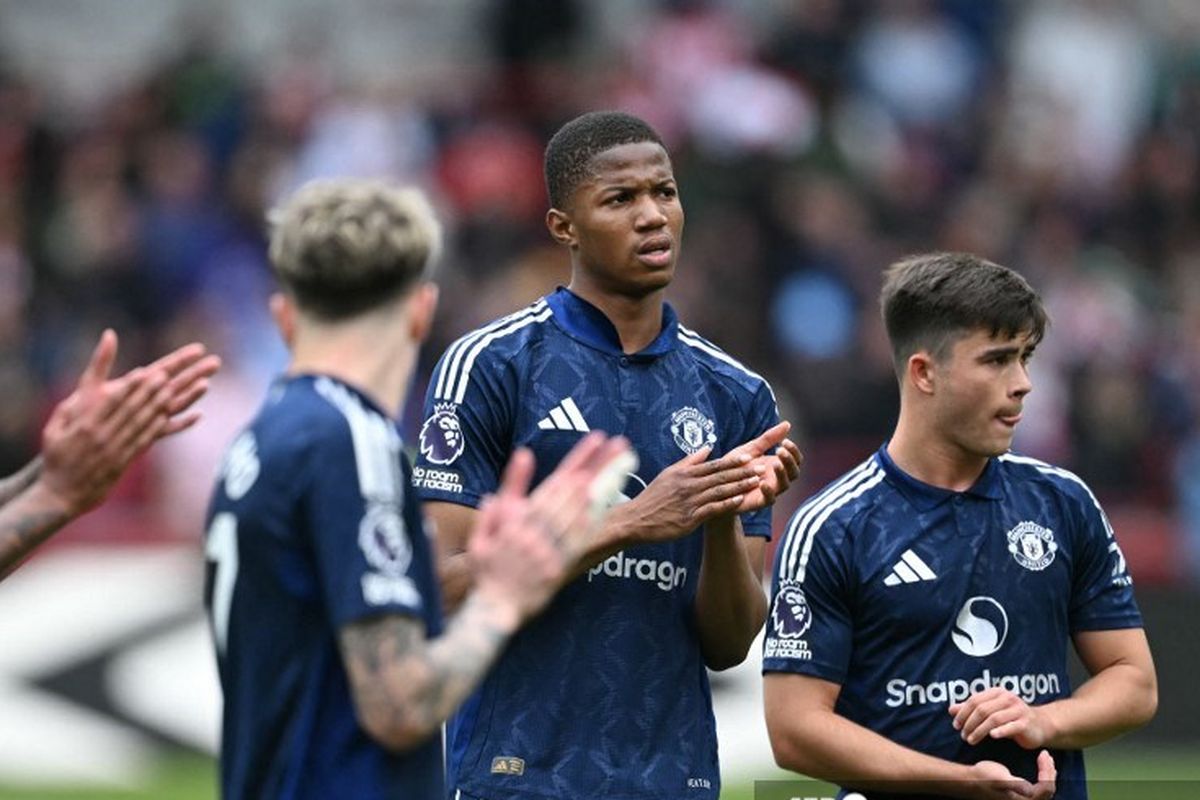 Striker Manchester United asal Norwegia #56 Chido Obi (C) dan rekan satu timnya memberi tepuk tangan kepada para penggemar di lapangan setelah pertandingan sepak bola Liga Inggris antara Brentford dan Manchester United di Stadion Komunitas Gtech di London pada 4 Mei 2025.