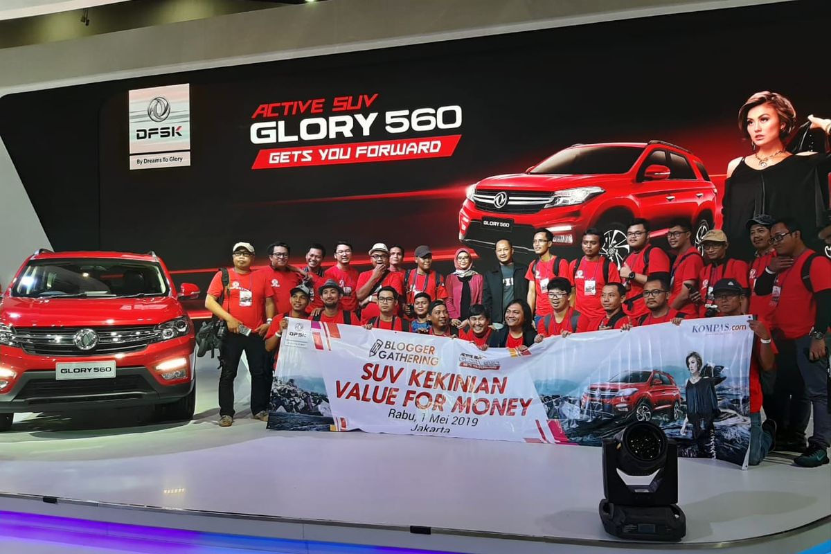 Para peserta blogger gathering terkesima melihat fitur-fitur pada DFSK Glory 560.