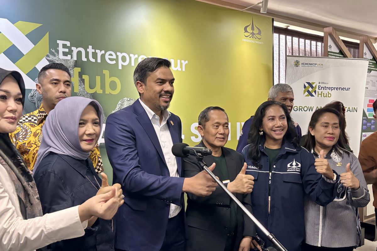 Menteri Usaha Mikro, Kecil, dan Menengah (UMKM), Maman Abdurrahman saat diwawancarai di acara Entrepreneur Hub, berlokasi di Universitas Trisakti Jakarta, Kamis (28/11/2024) memberikan kabar terbaru terkait penghapusan utang bagi UMKM. Saat ini proses tersebut masih terus berjalan dan kini tengah menunggu RUPS oleh Bank Himbara (Himpunan Bank Milik Negara).
