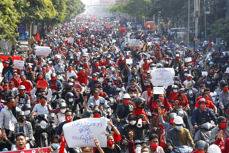 Puluhan ribu orang berdemonstrasi menentang pengambilalihan militer di kota terbesar Myanmar Yangon dan menuntut pembebasan Aung San Suu Kyi, pada Minggu  (7/2/2021).