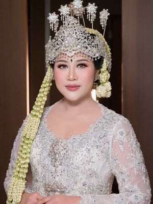 Boiyen tampil menawan di momen akad dan resepsi. Perpaduan adat Sunda dan glam modern membuat penampilannya mencuri perhatian di hari bahagianya.