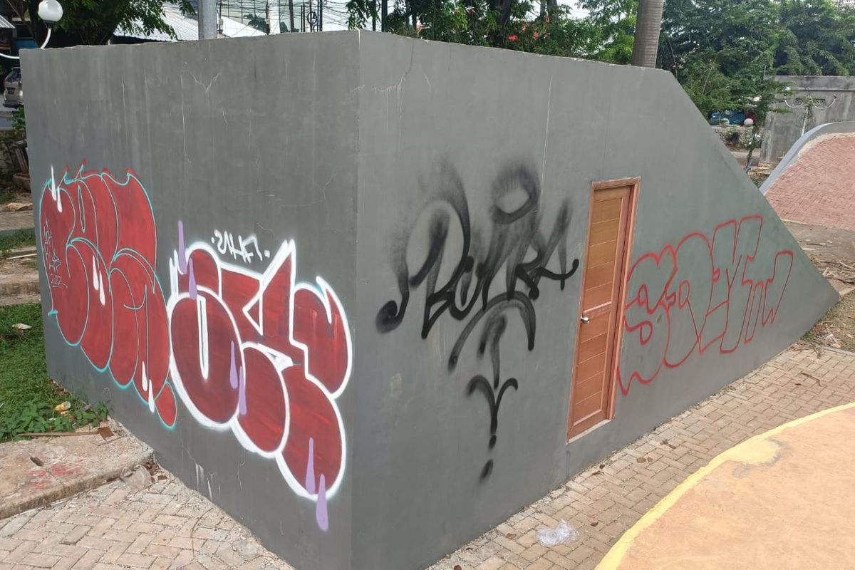 Coretan vandalisme liar menggunakan cat semprot yang memenuhi area skate park Creative Center di Jalan Ir Juanda, Margahayu, Bekasi Timur Kota Bekasi.