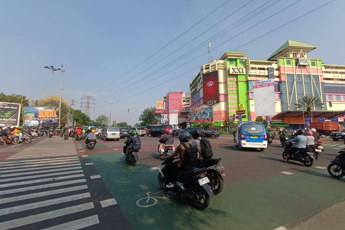 Sebanyak 314 pengendara motor dan mobil melanggar lalu lintas di perempatan Cililitan, Jakarta Timur, Senin (13/11/2023) pagi.
