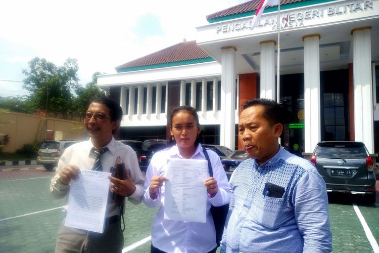 Tim penasehat hukum dari DPC Peradi Kepanjen berpose usai mendaftarkan gugatan praperadilan terhadap Polres Blitar Kota di PN Blitar, Senin (29/5/2023)