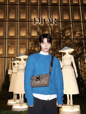 Hwang In Yeop tampil lebih berani dengan sweater rajut biru terang yang dipadukan dengan kemeja putih.
