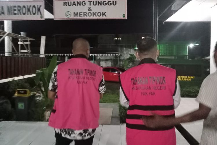 Kedua terdakwa mantan Plt Sekertaris KPU Fakfak dan mantan bendahara pengeluaran APBN KPU Fakfak usia menjalani sidang hendak ke mobil tahanan