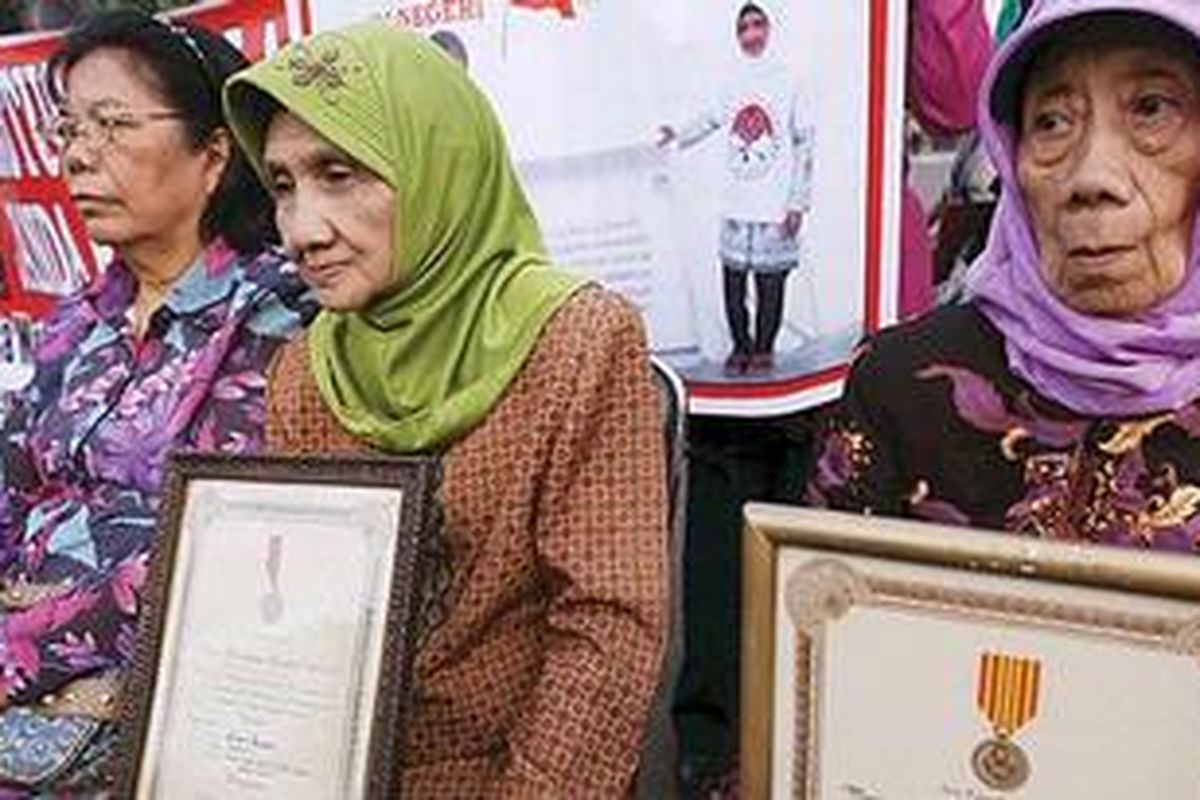 Tiga terdakwa penyerobot rumah dinas (dari kiri ke kanan) Timoria Br Manurung, Rusmini dan Soetarti Soekarno saat menggelar aksi bisu di depan Istana Negara, Jakarta, Senin (19/7/2010).