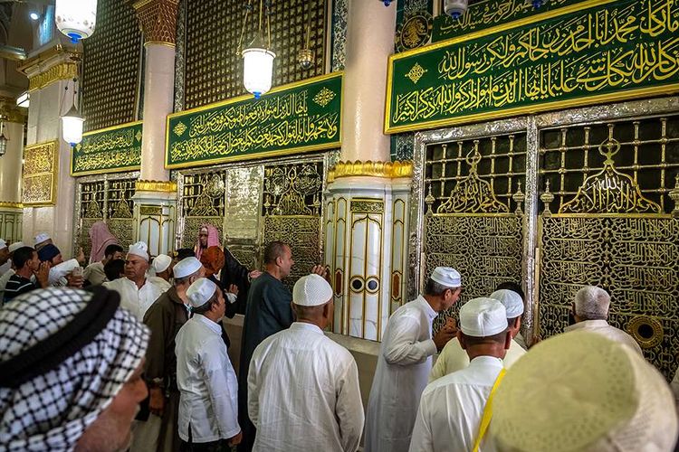 Pengunjung berziarah di depan makam Nabi Muhammad SAW, Abu Bakar as Siddiq, dan Umar bin Kattab di Masjid Nabawi, Madinah, Arab Saudi, Senin (6/5/2019). Ziarah makam Nabi Muhammad SAW dan dua sahabatnya tersebut menjadi salah satu aktivitas favorit Umat Islam saat berkunjung di Kota Madinah Al-Munawarah.