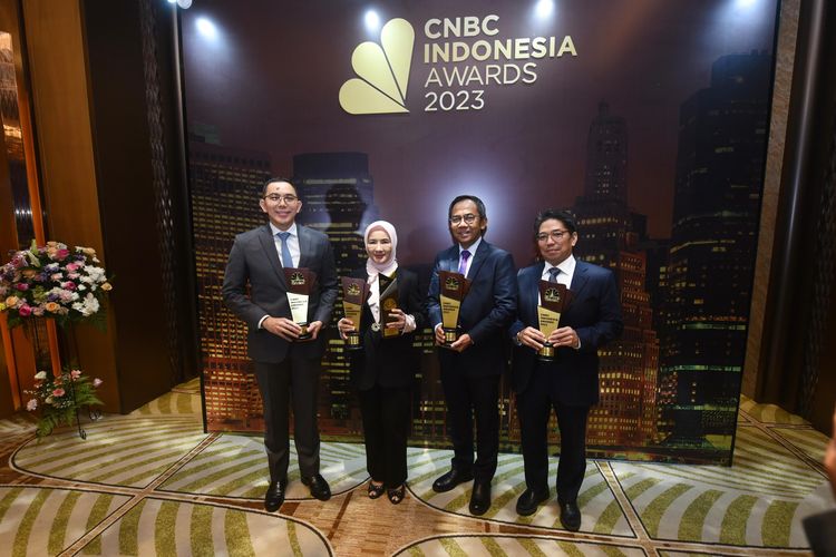 Direktur Utama Pertamina Nicke Widyawati beserta Direktur Subholding Pertamina memperoleh penghargaan CNBC Indonesia Awards 2023 di Ballroom Westin, Rabu (13/12/2023).
