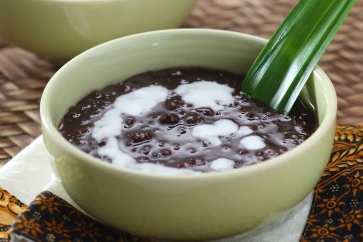 Ilustrasi bubur ketan hitam empuk dan kental ala Sajian Sedap. 