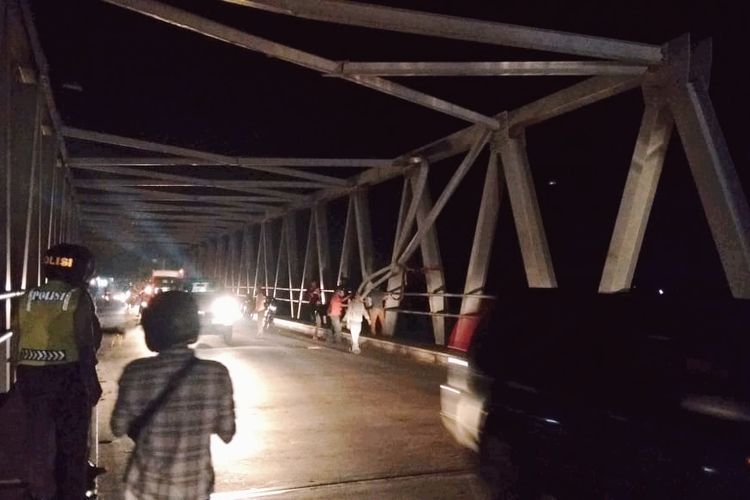 Besi rangka penyangga Jembatan Kapuas II di Jalan Mayor Alianyang, Kabupaten Kubu Raya, Kalimantan Barat, ambruk ditabrak truk tronton, Jumat (31/5/2019)