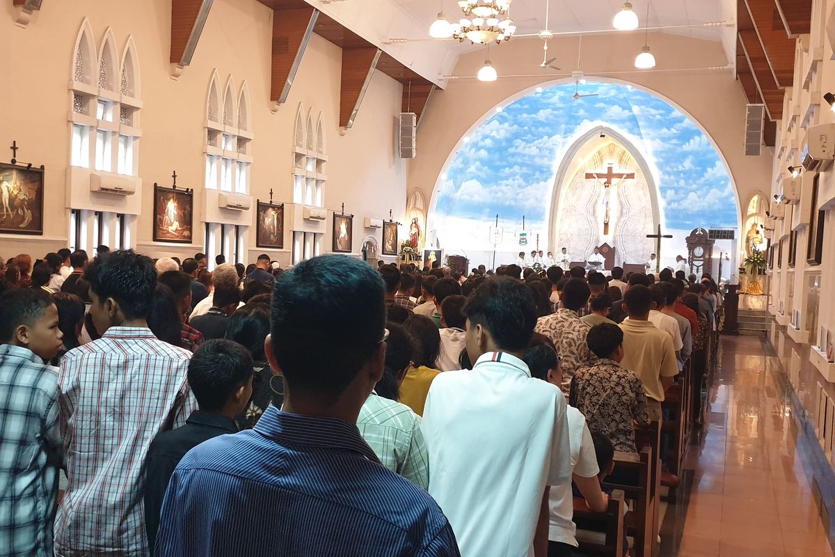 Ribuan jemaat mengikuti misa requiem untuk mendoakan kepergian Paus Fransiskus di Gereja Katedral Medan pada Jumat (25/4/2025). 