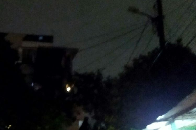 Lampu penerangan jalan umum (PJU) di Gang Waru Kebagusan 1, Pasar Minggu, Jakarta Selatan, mati. Hal ini dikeluhkan warga karena membuat jalan gelap dan khawatir dapat memincu aksi kejahatan