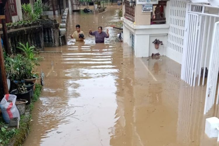 Banjir melanda 12 kecamatan di Pesisir Selatan yang menyebabkan 500 warga terpaksa dievakuasi, Jumat (17/12/2021)