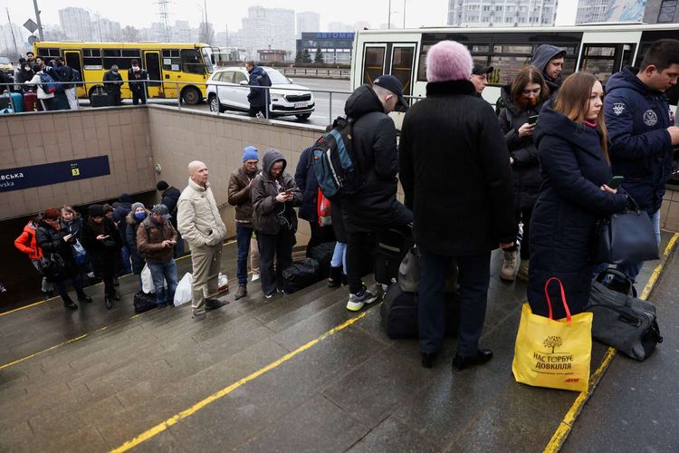 Pengungsi Ukraina mengantre di terminal bus untuk menuju bagian barat negara, setelah Presiden Rusia Vladimir Putin mengesahkan operasi militer di bagian timur Ukraina, di Kiev, Ukraina, Kamis (24/2/2022).