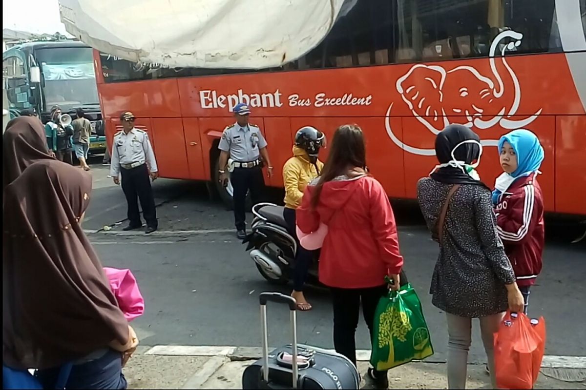 Petugas dari Dinas Perhubungan DKI Jakarta dan petugas dari berbagai PO (Perusahaan Otobus) melakukan pengaturan lalu lintas di dalam Terminal Kalideres, Jakarta Barat, Jumat (23/6/2017).