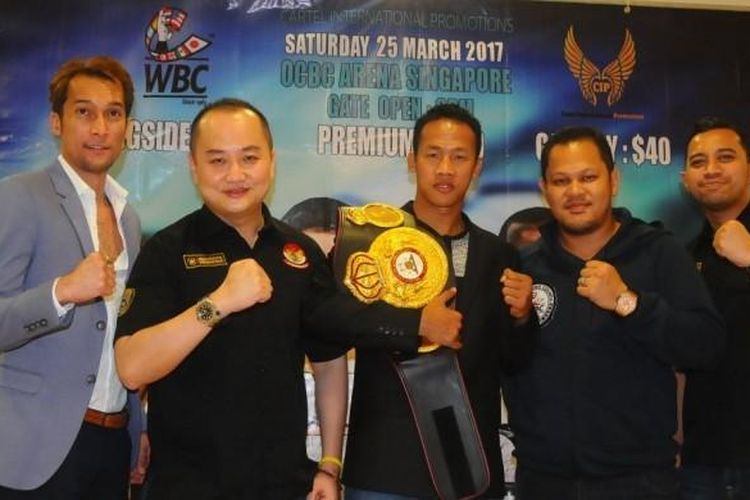 Petinju Indonesia, Daud Yordan (tengah), berforo bersama tim Mahkota Promotions dan petinju profesional Singapura, Mohamad Farouk (paling kiri), seusai konferensi pers pertarungan melawan Campee Phayom (Thailand) di Singapura, Selasa (28/2/2017).