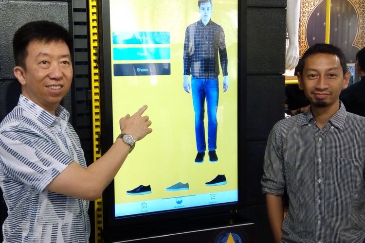 CEO PT Mega Perintis FX Afat Adinata (kiri) dan Corporate Development PT Mega Perintis Erwin Prasetyo memperkenalkan augmented reality melalui Manzone Store App pada peresmian gerai ke-101 Manzone di Kota Kasablanka, Jakarta, Jumat (18/5/2018).