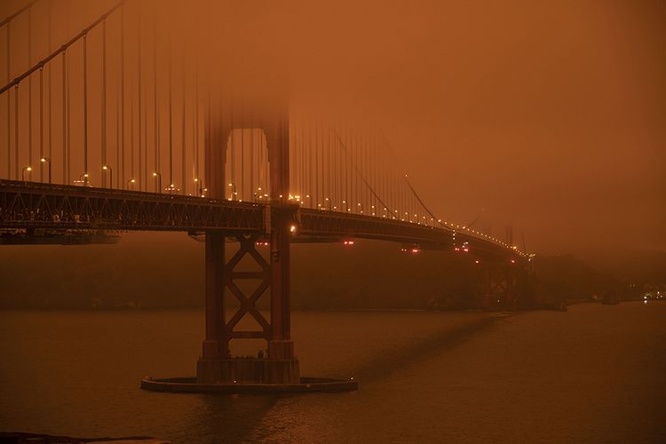 Suasana di kawasan Jembatan Golden Gate dengan langit berwarna oranye yang dipenuhi asap pekat, pada tengah hari di San Francisco, California, AS, Rabu (9/9/2020). Kebakaran terbesar dalam sejarah California itu dilaporkan telah menghancurkan 470 ribu hektar vegetasi kering dan 3,1 juta hektar lahan terbakar.