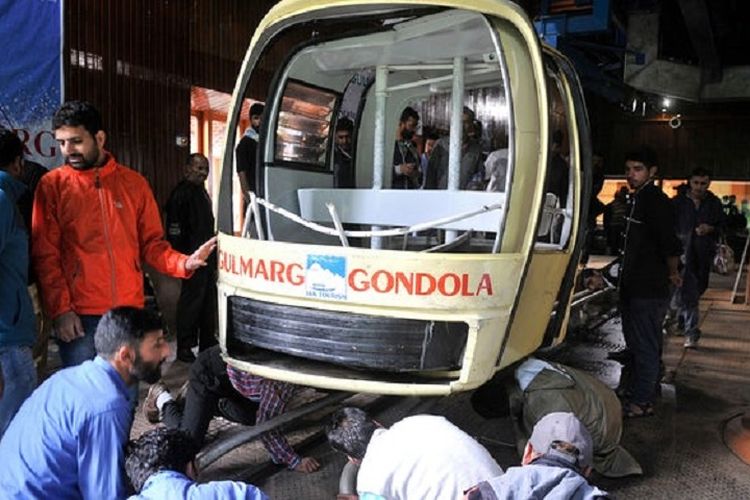 Petugas memeriksa sebuah seksi kereta kabel atau gondola yang jatuh di Gulmarg, barat laut Srinagar, ibu kota musim panas negara bagian Kashmir, India